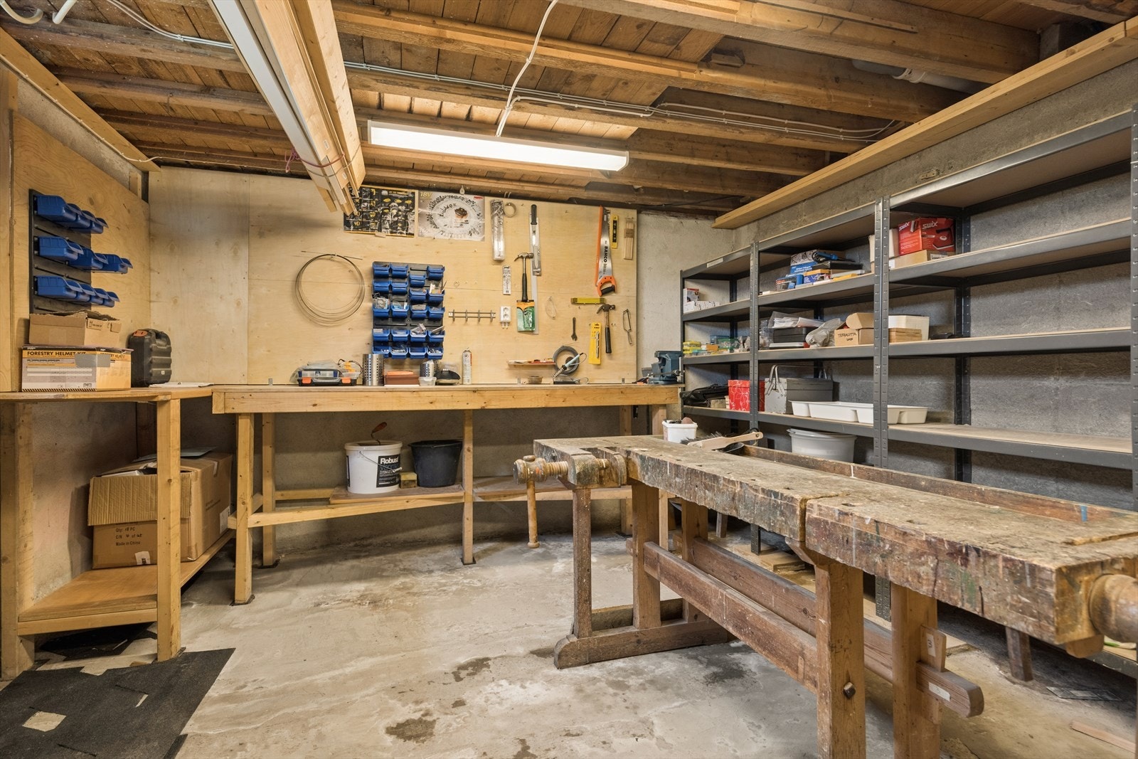 Kjelleretasjen er på totalt 34m² og byr på rikelig med lagringsplass. Galleribilde