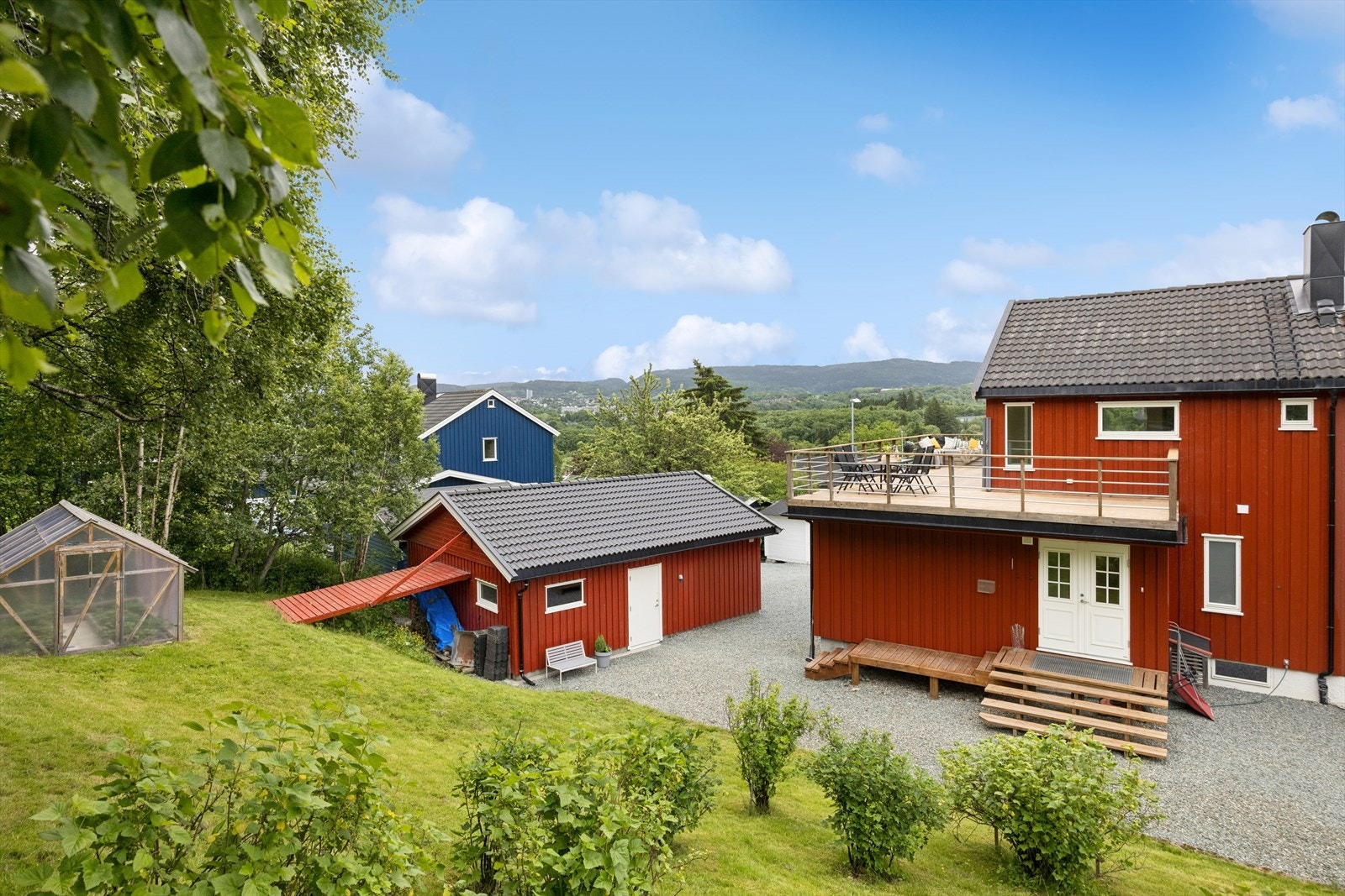 Eiendommen er pent opparbeidet og velstelt gjennom årene. Flotte grøntområder med bærbusker og drivhus på baksiden. Galleribilde