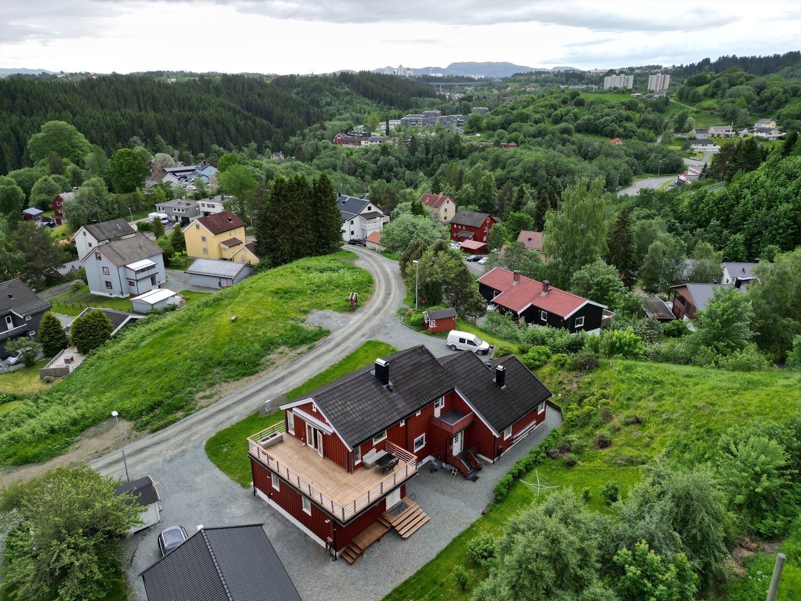 Området kan best karakteriseres som barnevennlig og veletablert, uten vesentlig trafikk. Galleribilde
