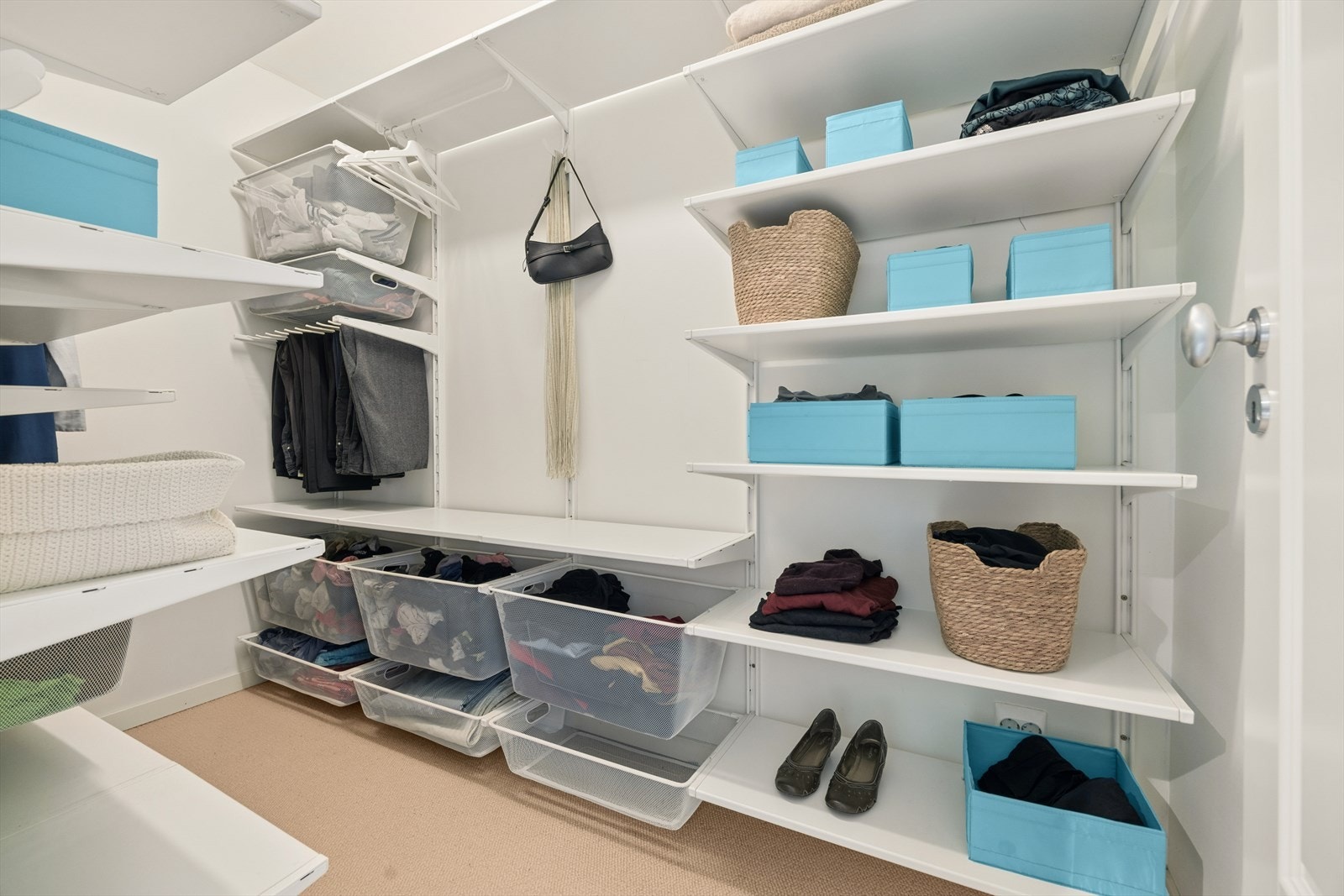 Soverommet har eget garderoberom på 4m². Galleribilde