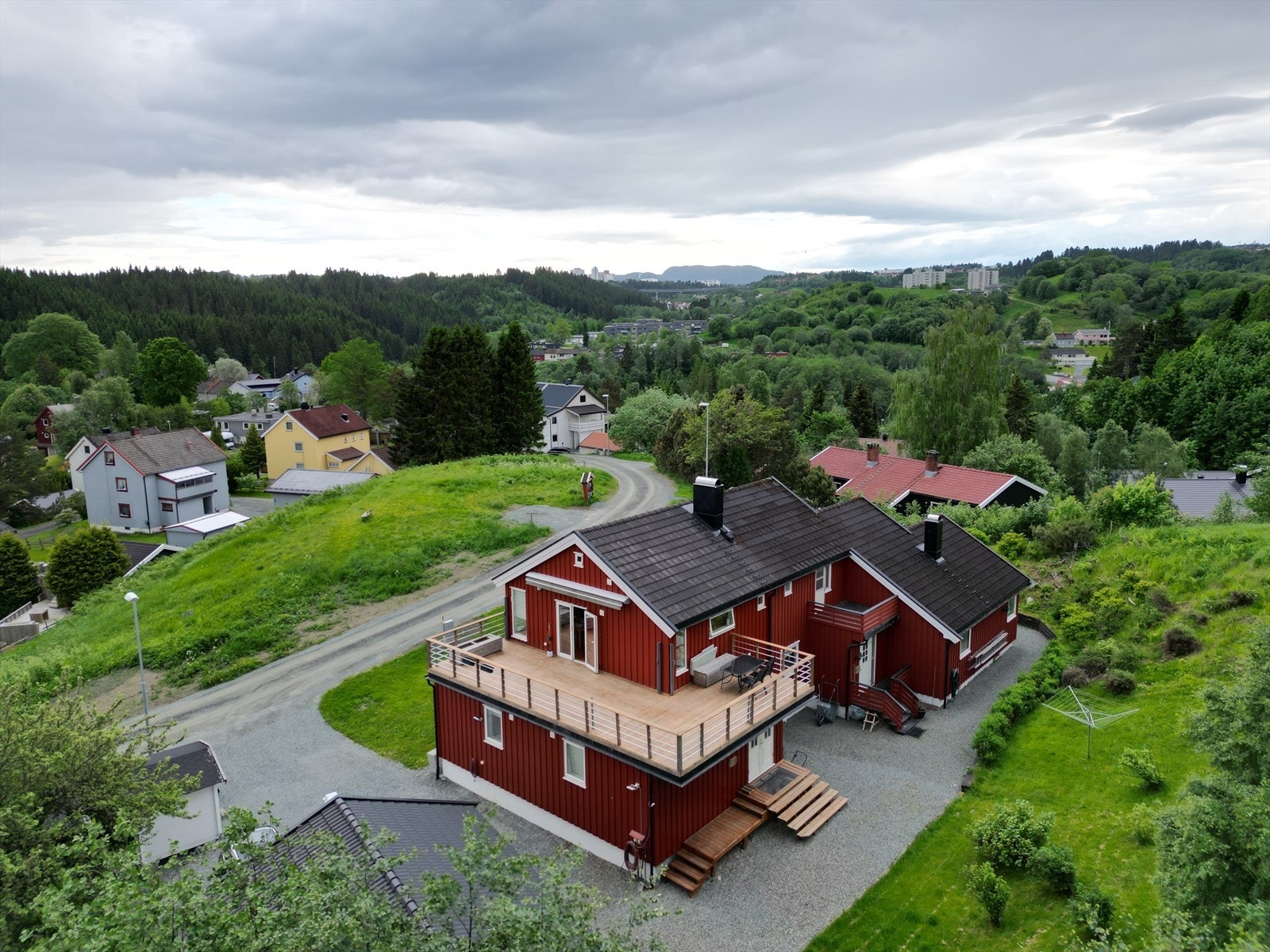 Boligen har en romslig tomt med flotte uteplasser, god utsikt og pent opparbeidet hage. Galleribilde