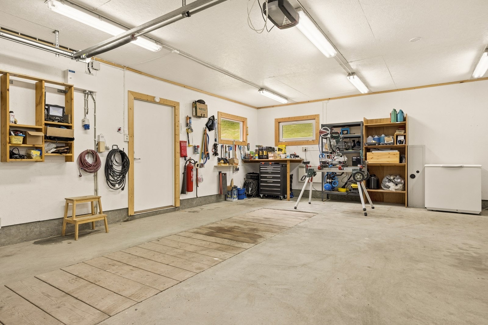 Garasjen er på 46m² og er isolert både i gulv, vegger og himling. Her får man kraftig elbil-lader, inspeksjonsgrop og god lagringsplass. Galleribilde