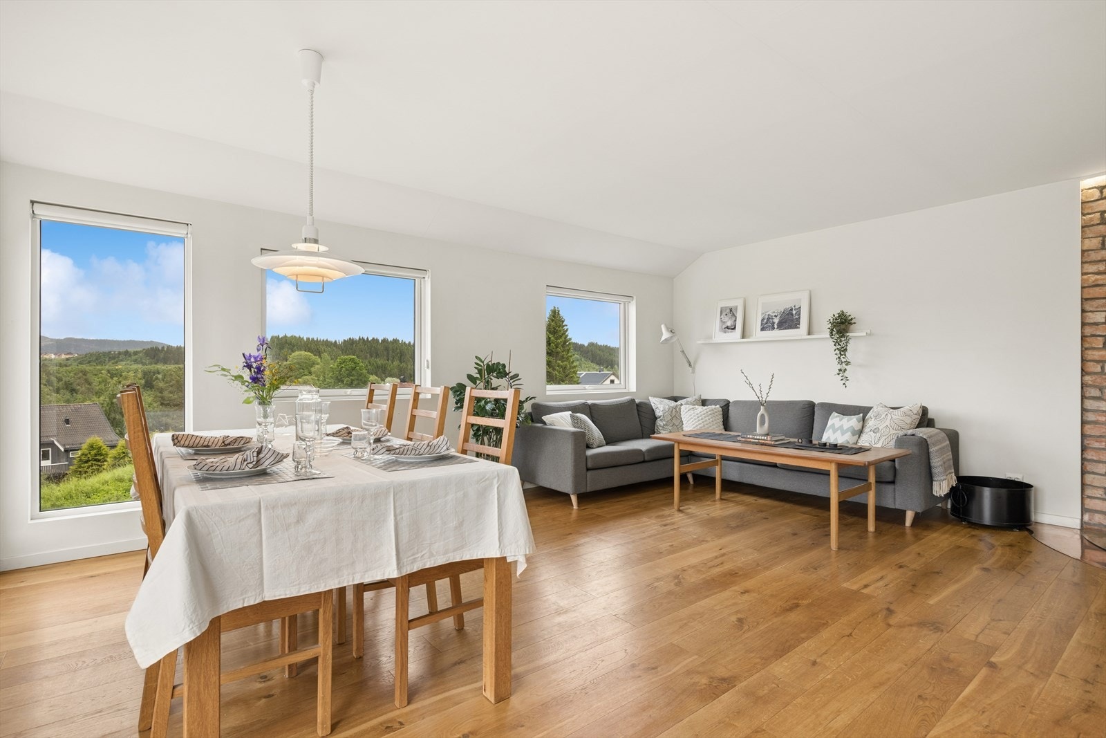 Velkommen opp til den sosiale delen i boligen, nemlig den delvis åpne stue-/kjøkkenløsningen på til sammen 32,8m²! Galleribilde