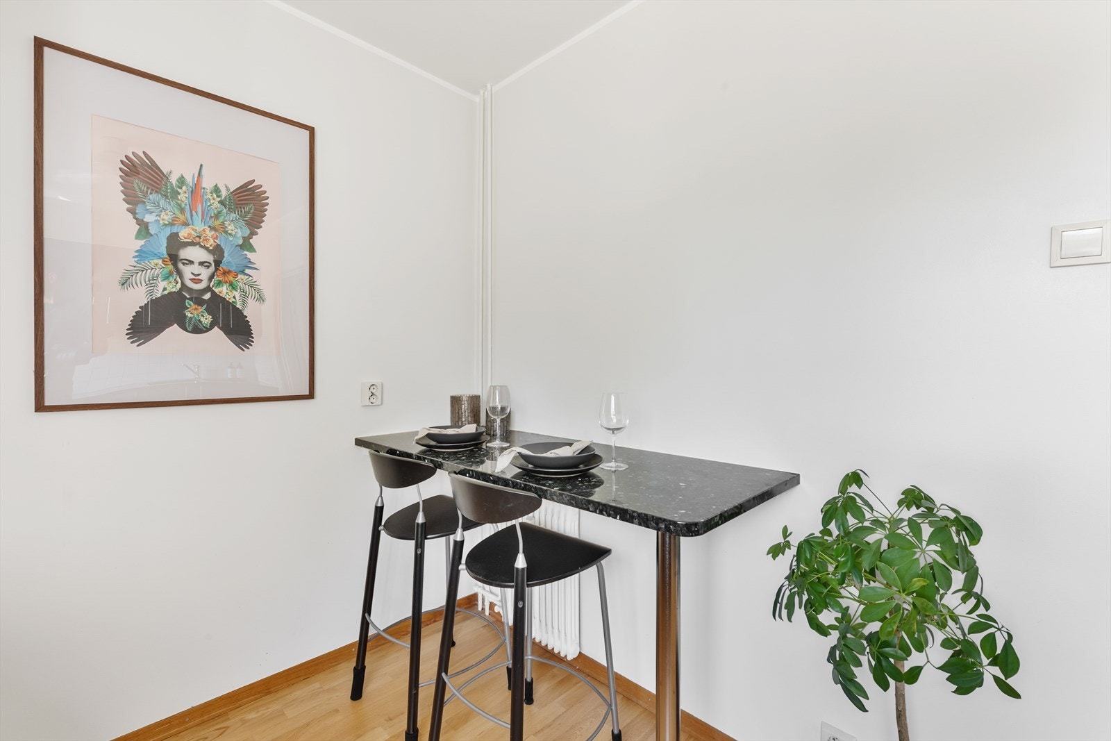 En praktisk barløsning gir en hyggelig spiseplass på kjøkkenet. Galleribilde