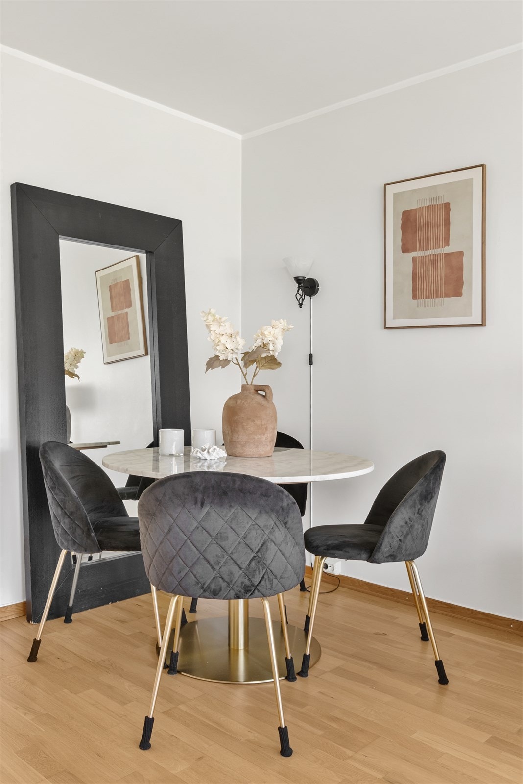 Et eget hjørne i stuen er avsatt til spiseplass. Galleribilde