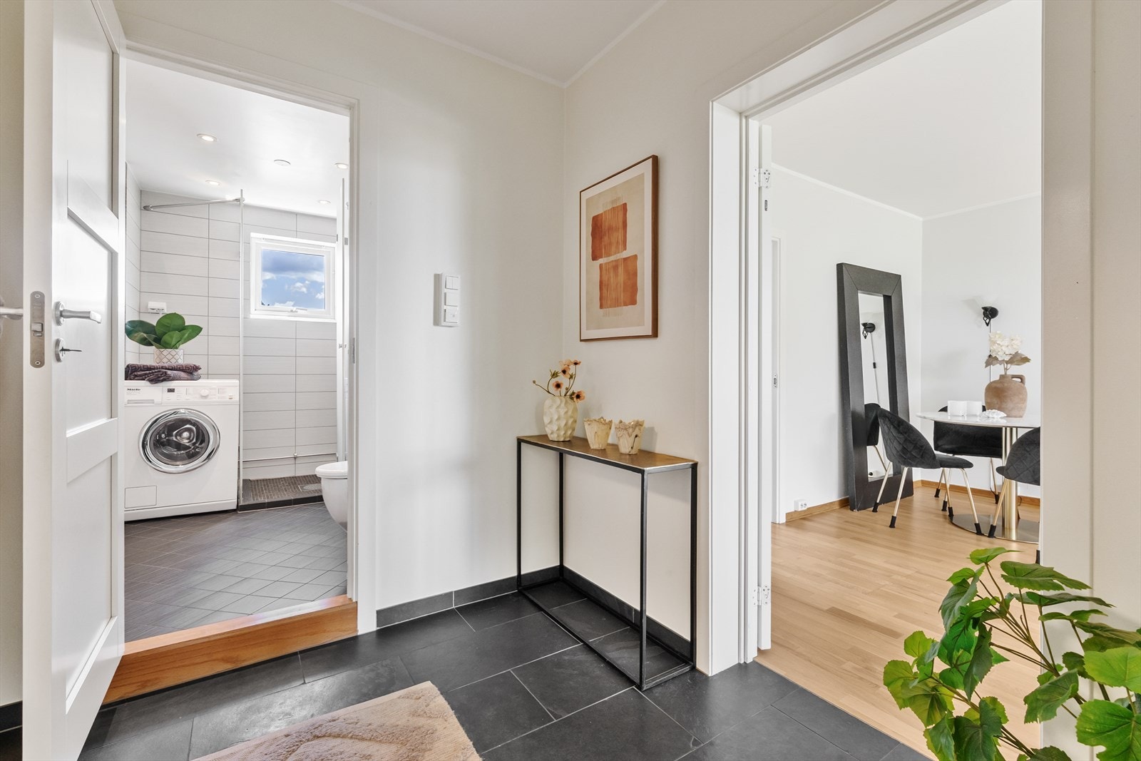 Entréen har flislagt gulv og gir direkte tilgang til badet og stuen. Galleribilde