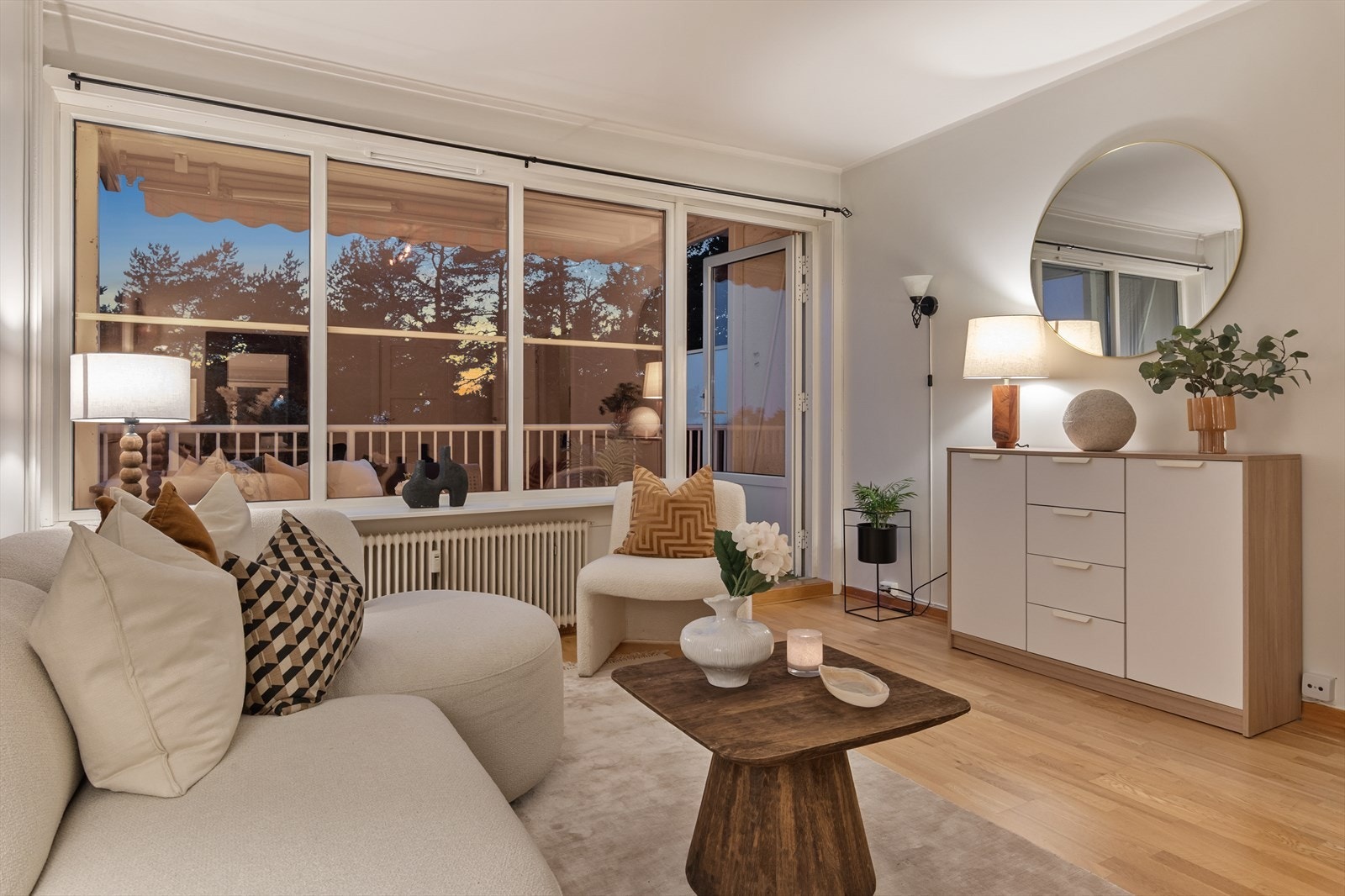 Fra stuen er det en åpen og luftig følelse mot balkongen. Galleribilde