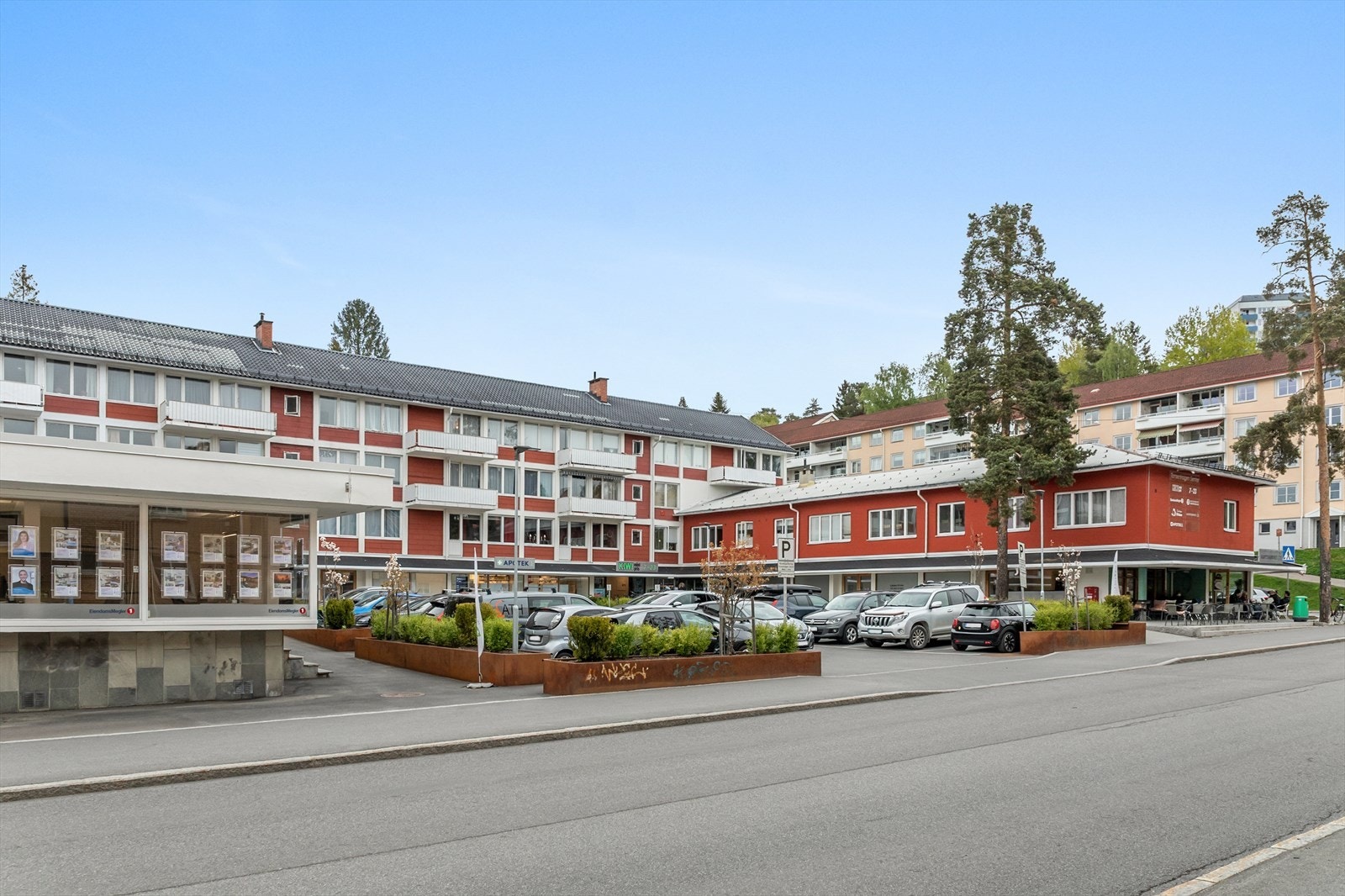 Kort gangavstand til Tonsenhagen senter med blant annet matbutikk og apotek. Galleribilde
