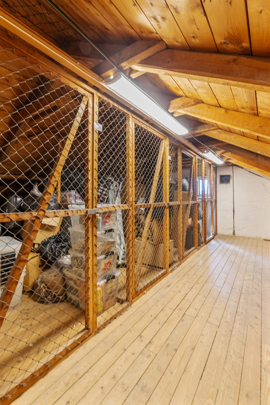 Leiligheten disponerer en romslig bod på loftet. Galleribilde