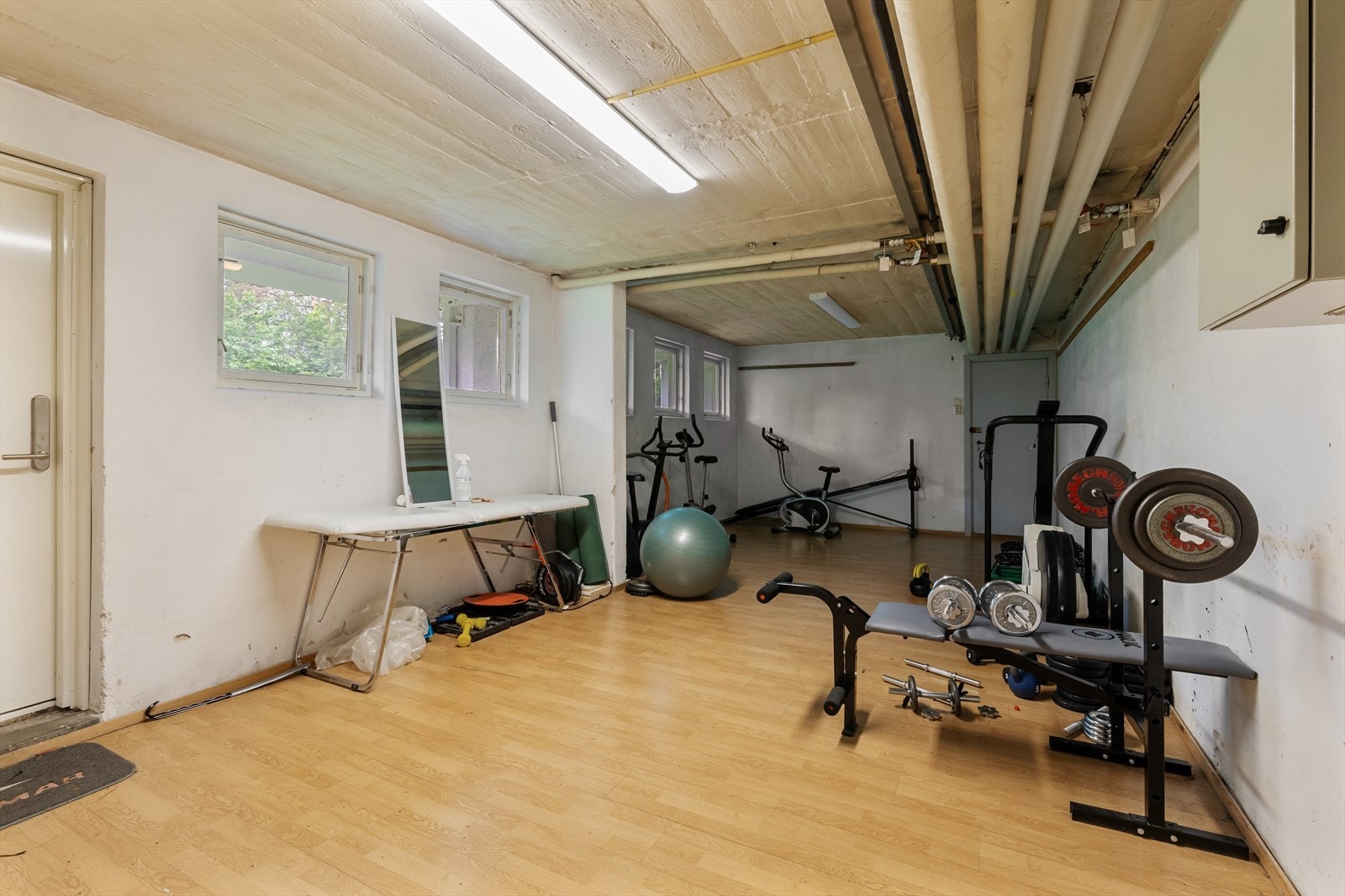Sameiet har fellesrom i kjelleren, her innredet som treningsrom. Galleribilde