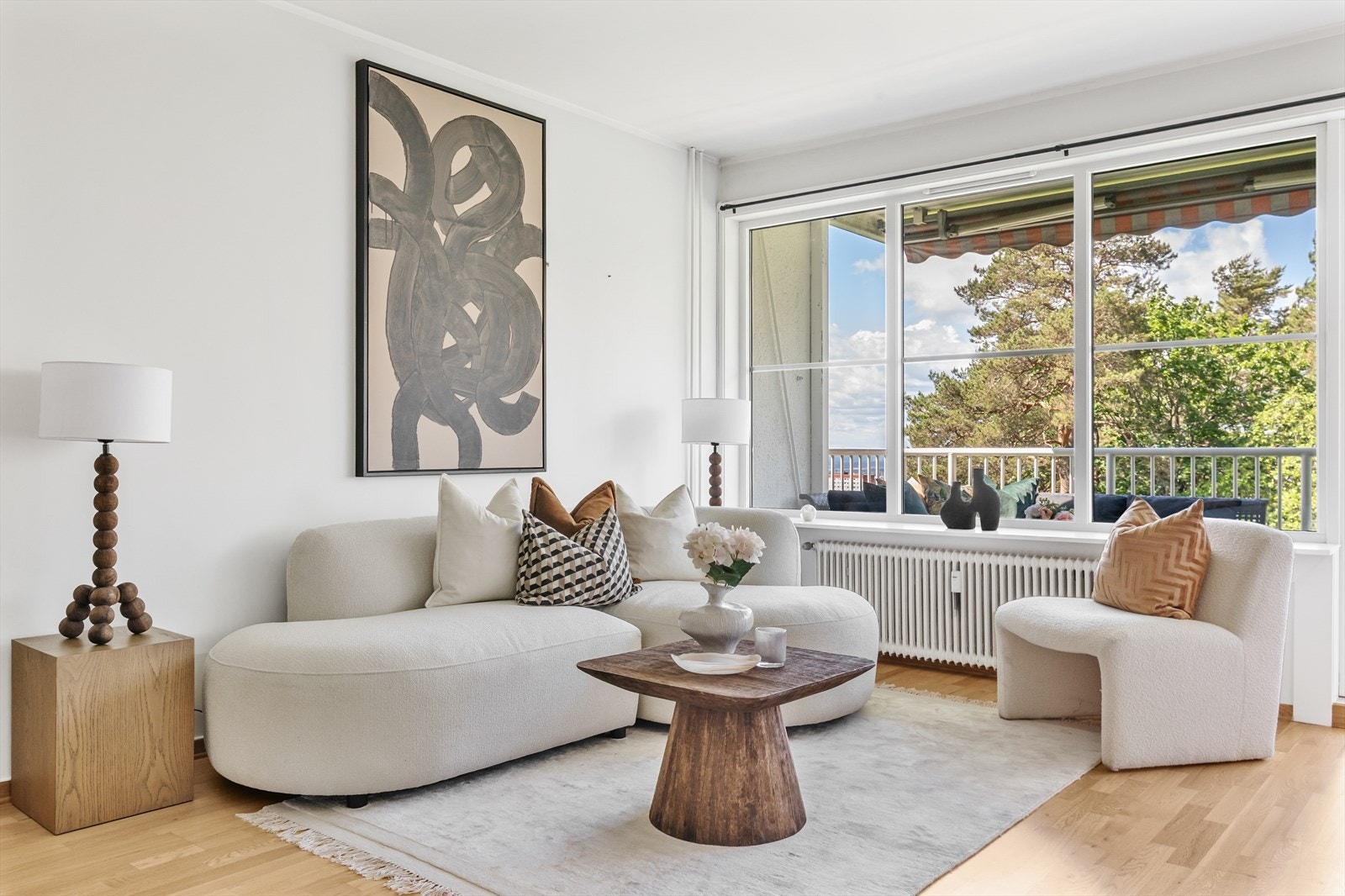 Store vindusflater slipper inn rikelig med dagslys og gir utgang til balkongen. Galleribilde
