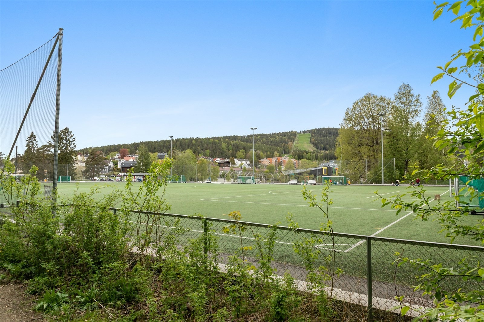 Nærområdet byr på flere ballplasser og lekeområder, blant annet ved Tonsenhagen skole. Galleribilde