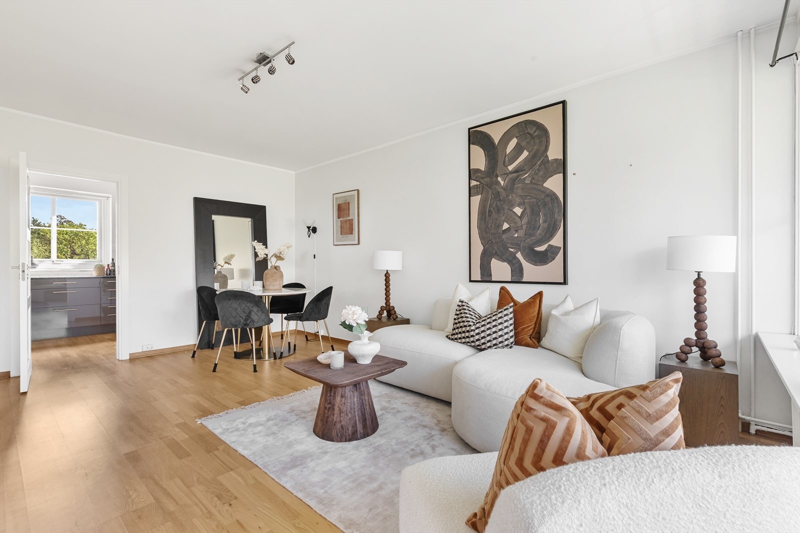 Stuen har plass til både sofagruppe og spisebord, med gjennomgående parkett på gulvet. Galleribilde