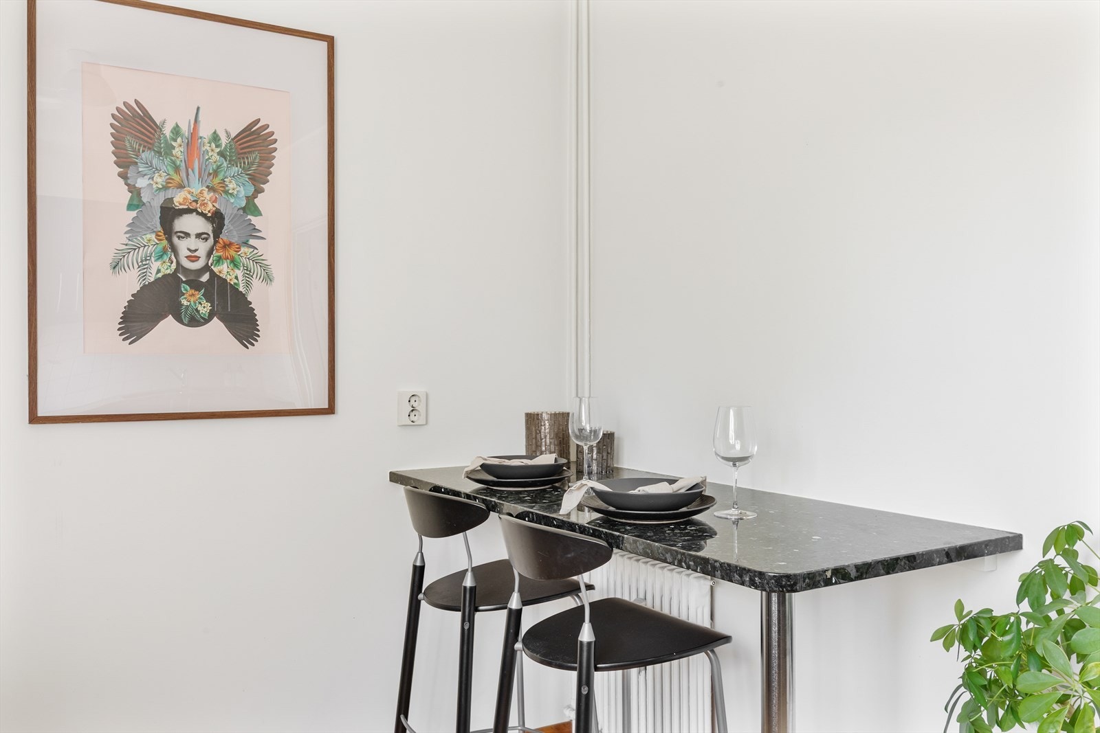 Benkeplaten i stein gir en solid og stilren arbeidsflate. Galleribilde