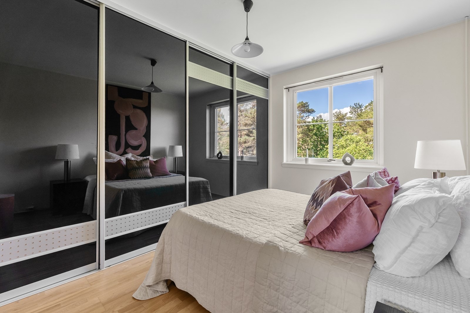 En stor skyvedørsgarderobe gir rikelig med oppbevaringsplass. Galleribilde