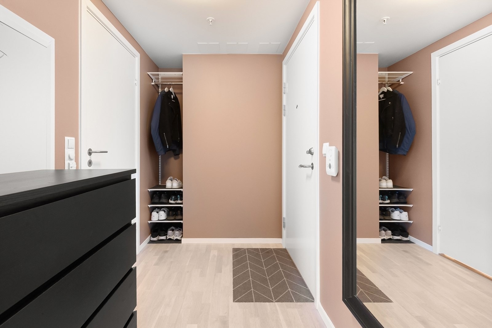 Åpen garderobeløsning i entré og bod. Galleribilde