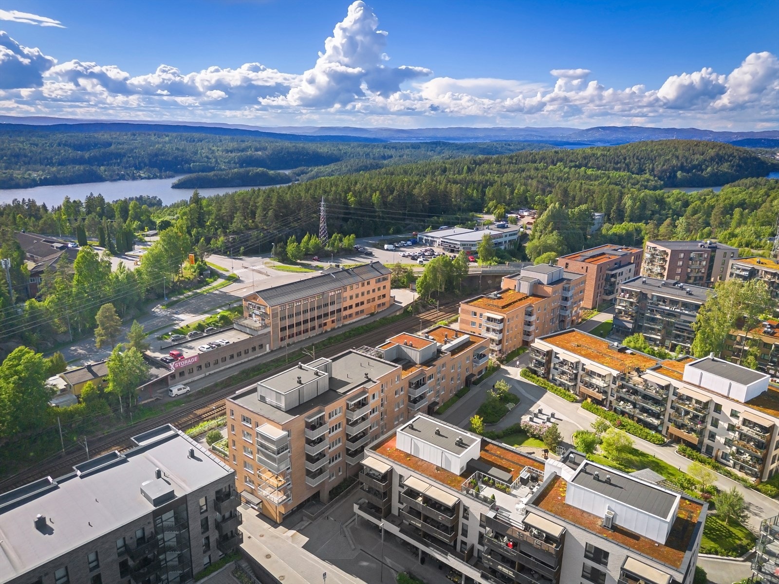 Kort vei til Myrvoll sentrum med Kiwi, apotek, baker, frisør m.m. Galleribilde
