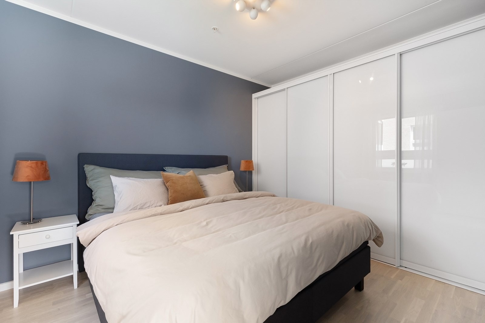 Soverom med stor skyvedørsgarderobe Galleribilde