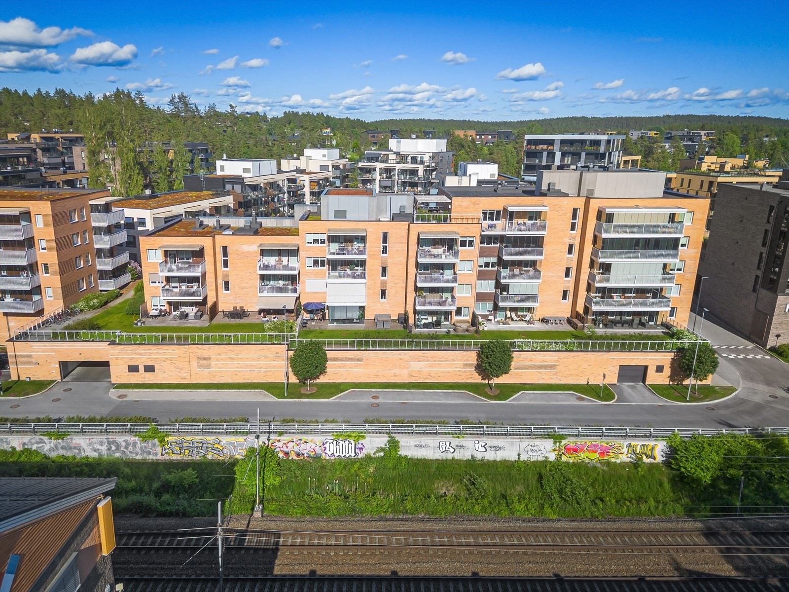 Kort vei til Myrvoll stasjon med togforbindelser som går 4x/t til Oslo og Ski Galleribilde