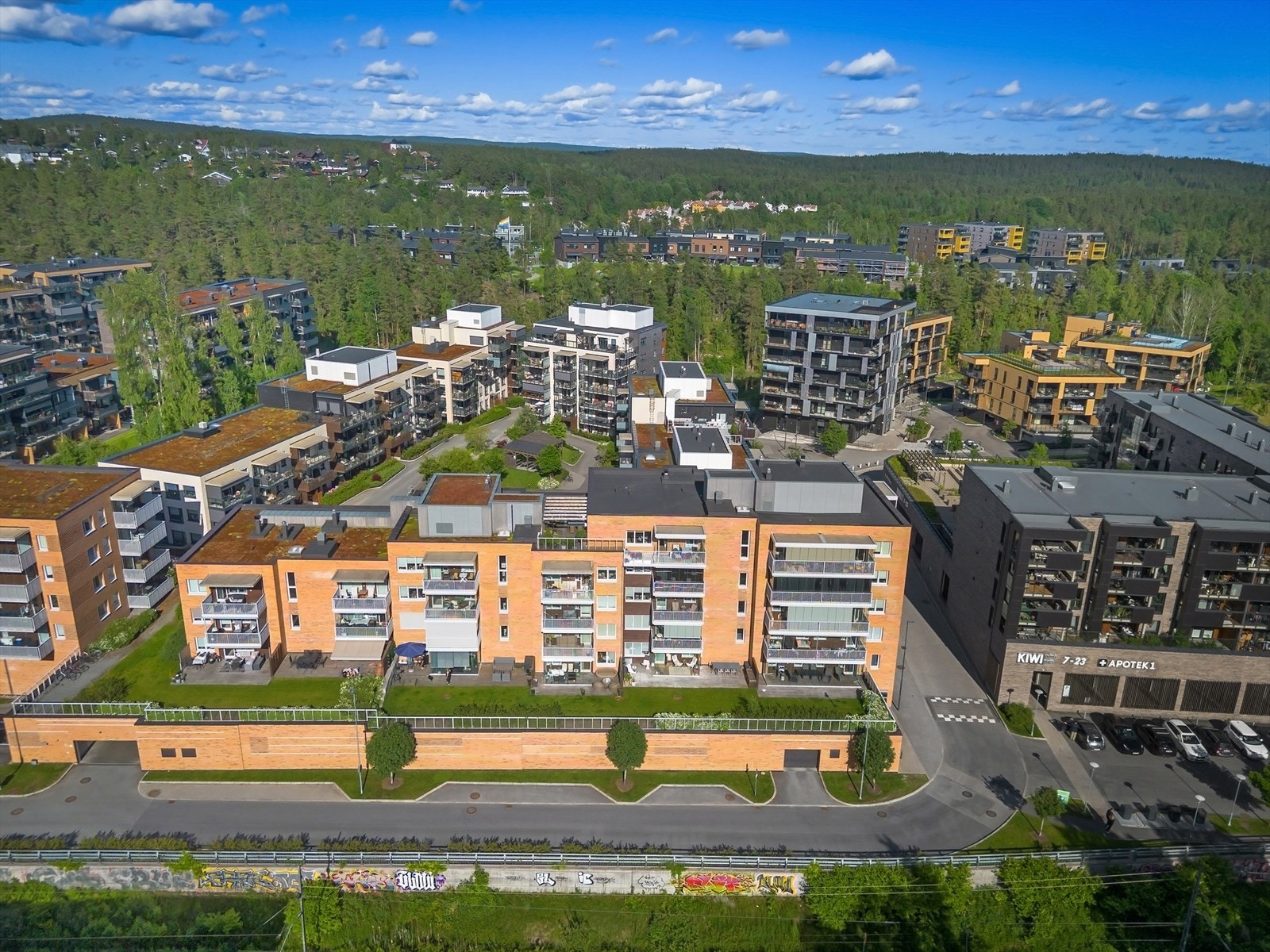 Kort vei til Myrvoll stasjon med togforbindelser som går 4x/t til Oslo og Ski Galleribilde