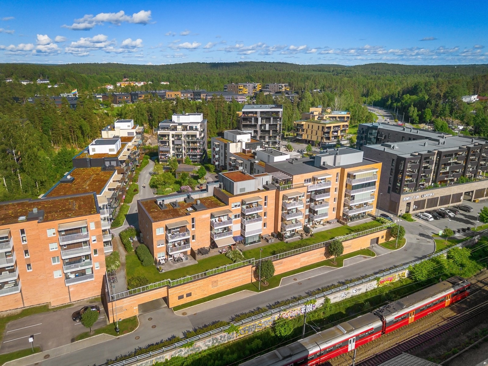 Kort vei til Myrvoll stasjon med togforbindelser som går 4x/t til Oslo og Ski Galleribilde
