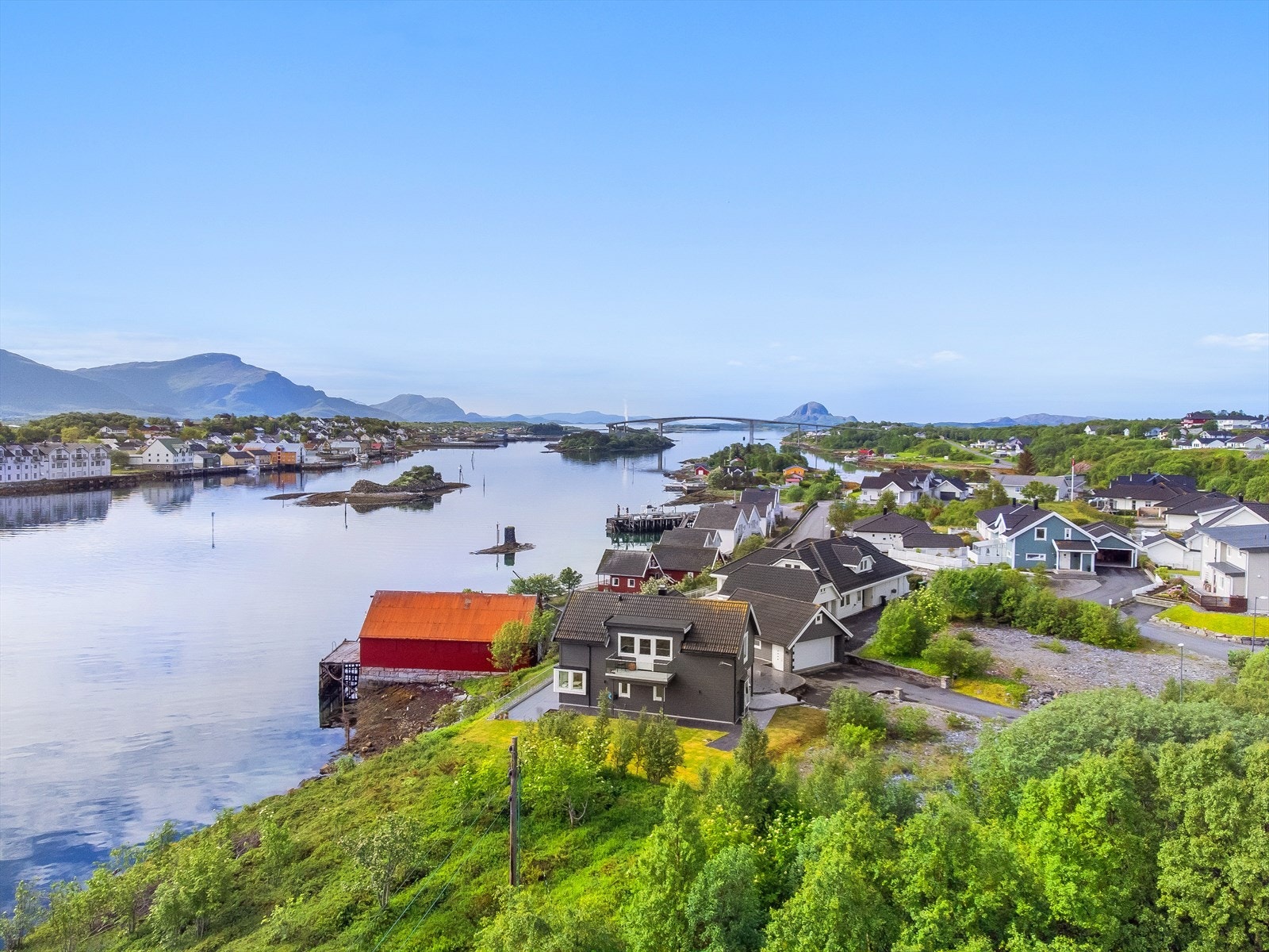 Området har kort vei til rekreasjonsområder som sjø og fjære, samt utmark i nord. Galleribilde