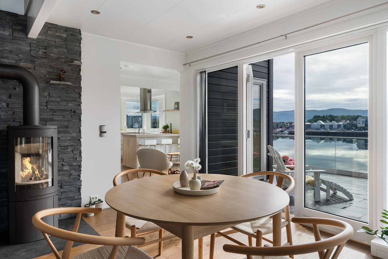 På stuen er det montert en vedovn av merket Nordpeis med sideglass, flis under og skifer på pipen/vegg bak. Galleribilde