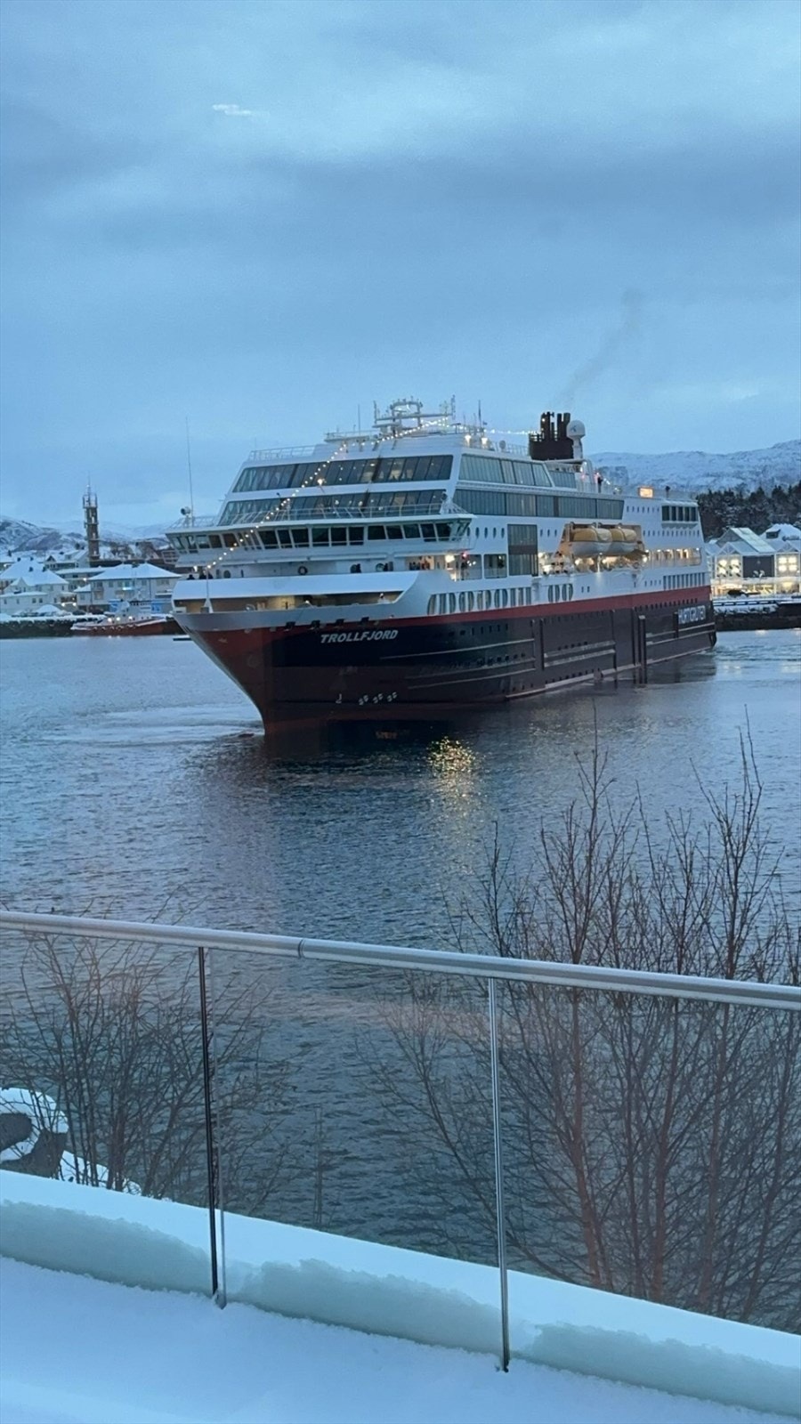 - Selgers private bilder - Besøk av Hurtigruta som snur utenfor kjøkkenet. Galleribilde
