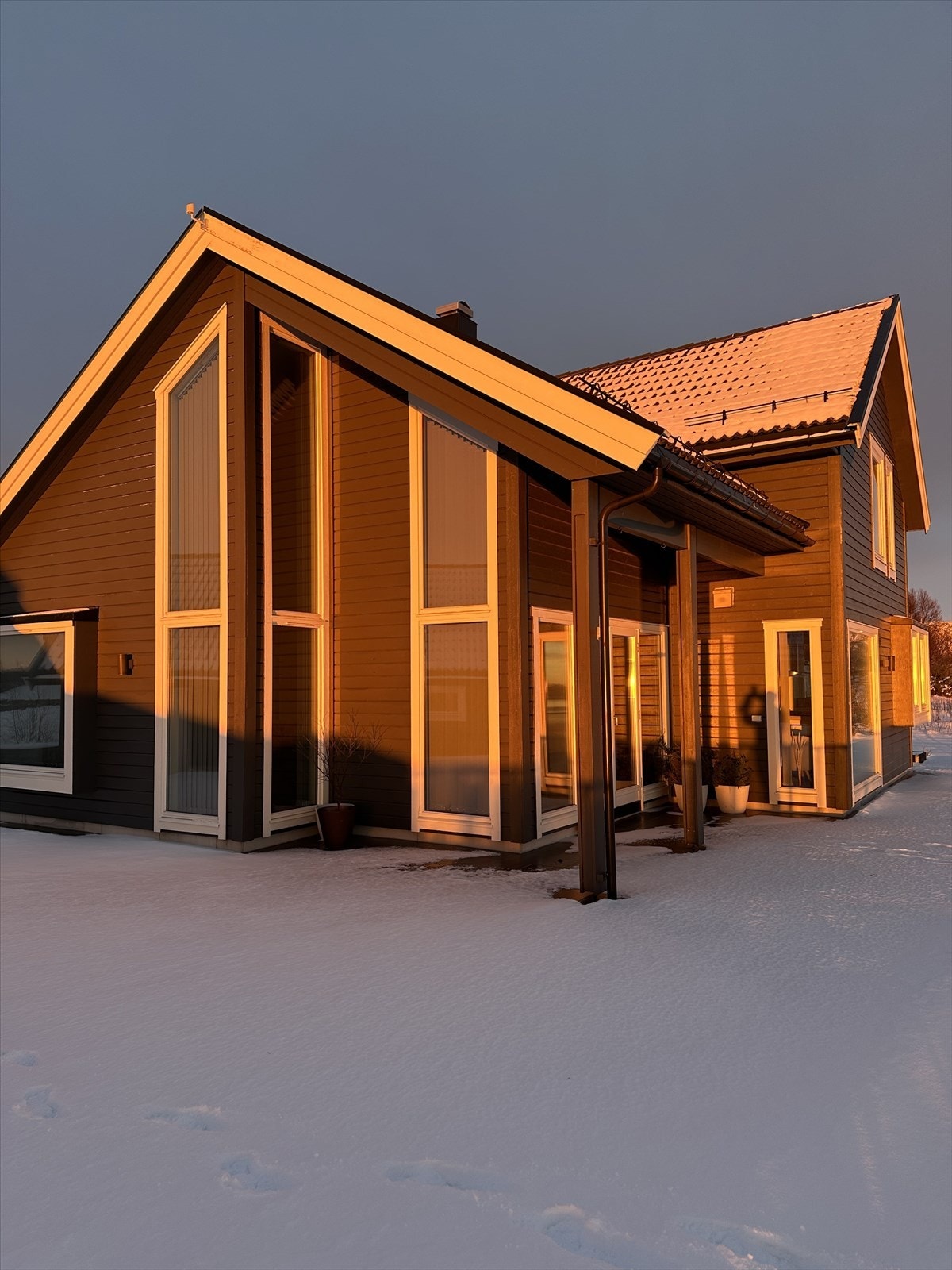 - Selgers private bilder - Solnedgangen om vinteren farger huset i et varmt lys. Galleribilde