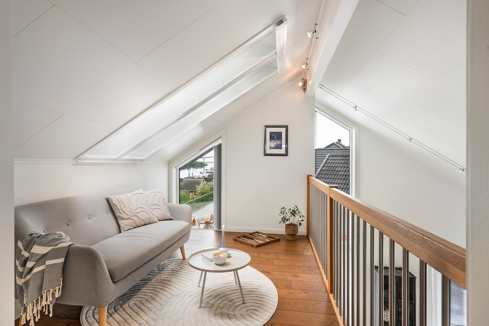 Loftsgangen har åpen hems ned mot stuen og et rekkverk i eik med spiler som slipper inn ekstra lys. Galleribilde