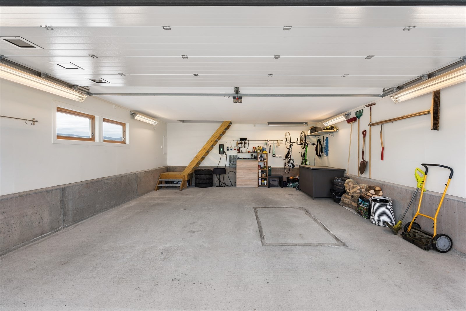 Dobbeltgarasje på ca. 45 m² med dobbelt elektrisk port. Galleribilde