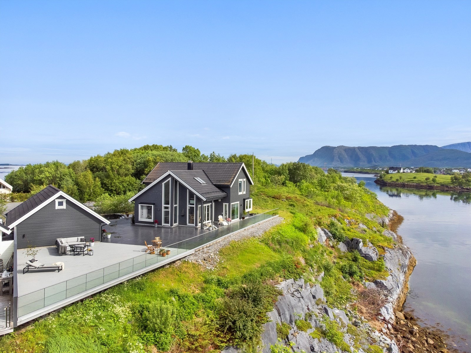 Eiendommen ligger i et solrikt område med vidstrakt utsikt mot Brønnøysund og indre skipsleia. Galleribilde