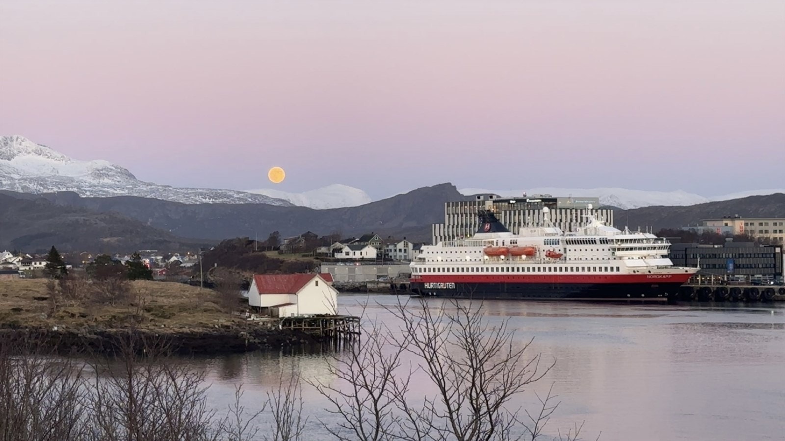 - Selgers private bilder - Blåtimen og fullmåne. Om vinteren er det et magisk lys som bader fjellene i nord, både morgen og ettermiddag. Galleribilde