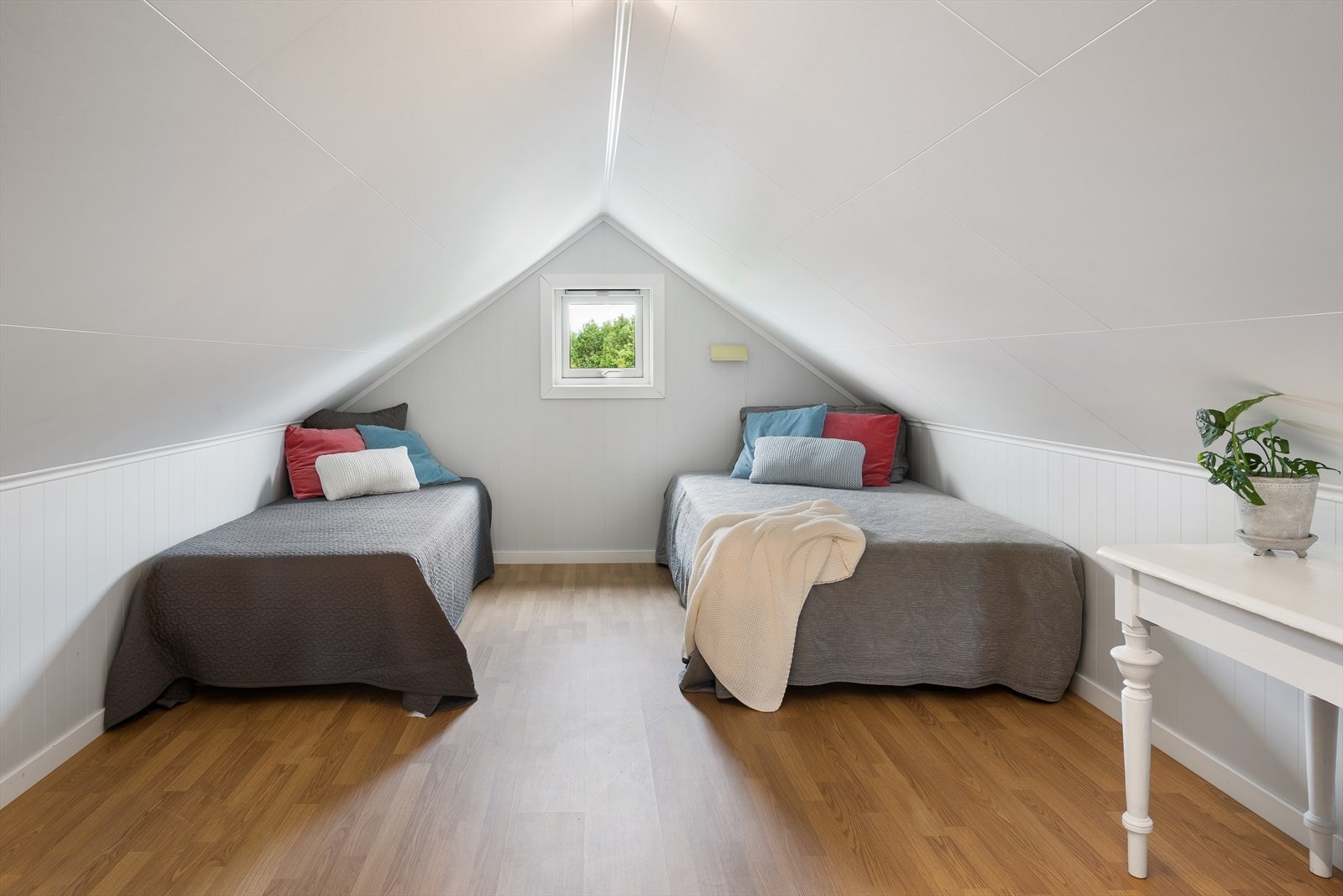 Garasjen har en hems med disponibelt rom på ca. 26 m². Ikke godkjent for varig opphold. Galleribilde