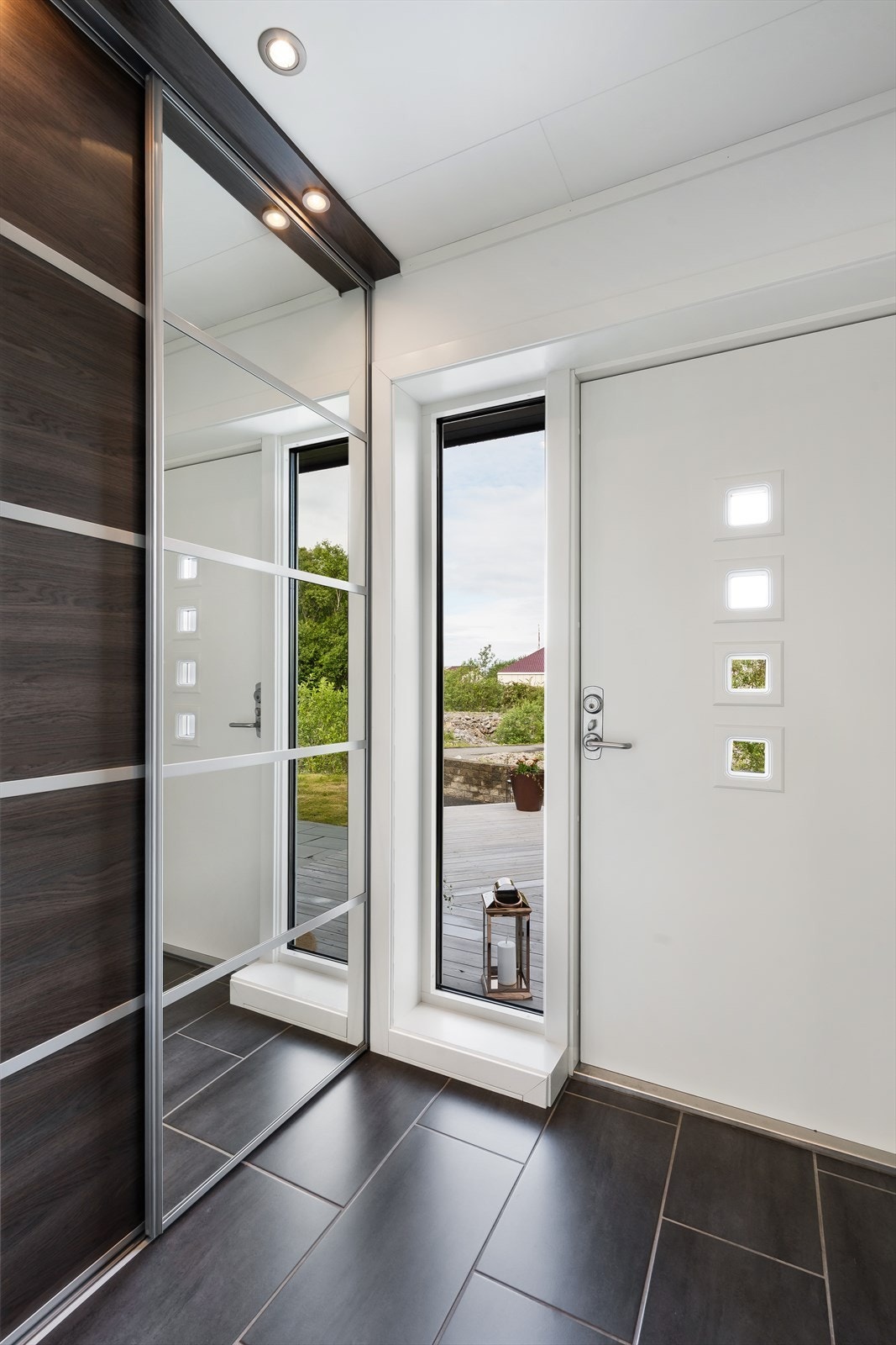 Velkommen inn i dette moderne huset, utstyrt med smarthusfunksjoner. Galleribilde