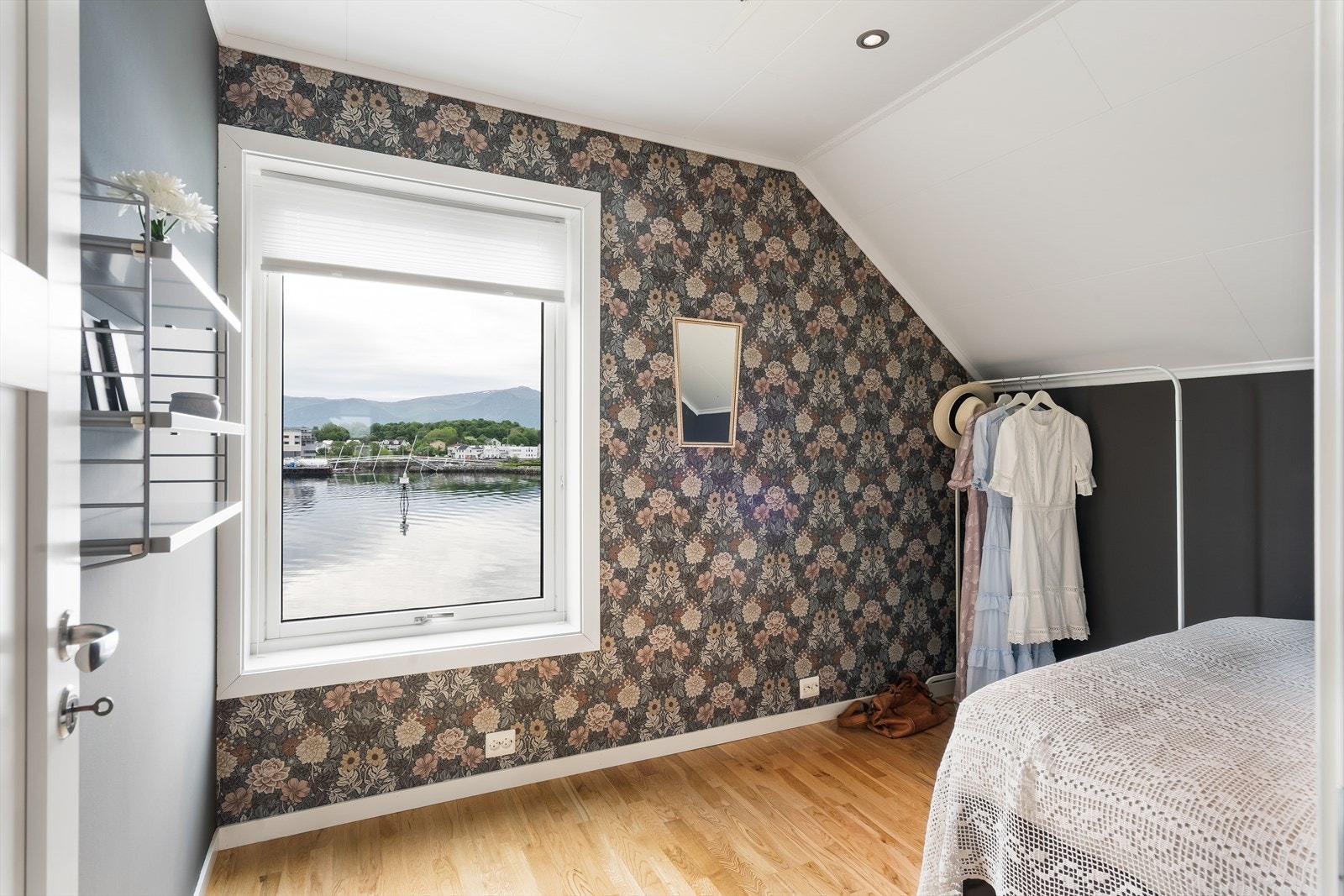 Østvendt soverom på ca. 9,5 m². Galleribilde