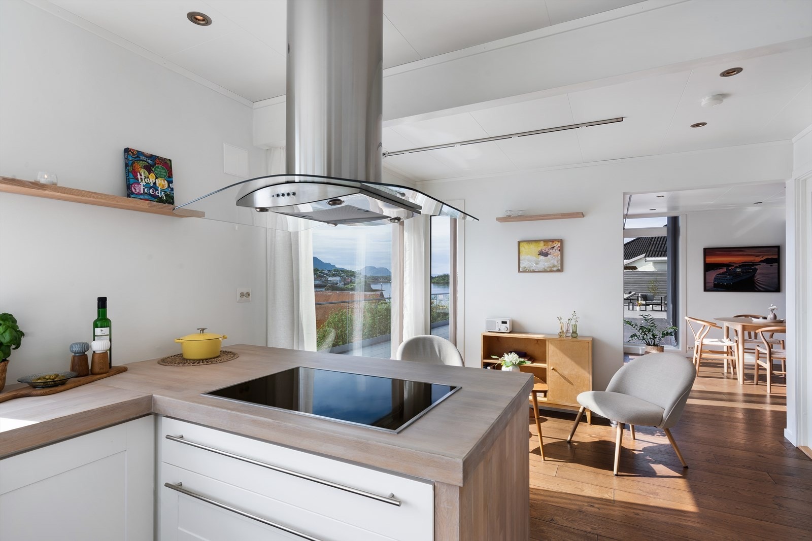 Plass til spisebord ved vinduet og delvis åpen løsning mot stuen. Galleribilde