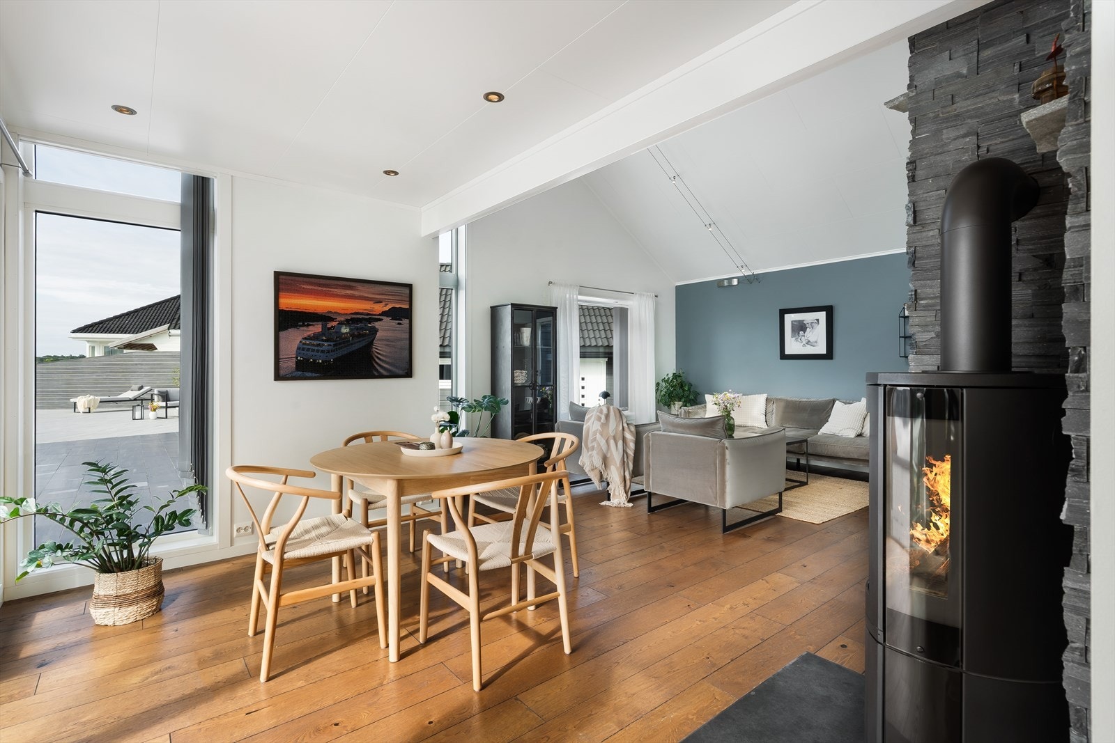 Stuen er innredet med flere sittegrupper og har utgang til verandaen i øst. Galleribilde