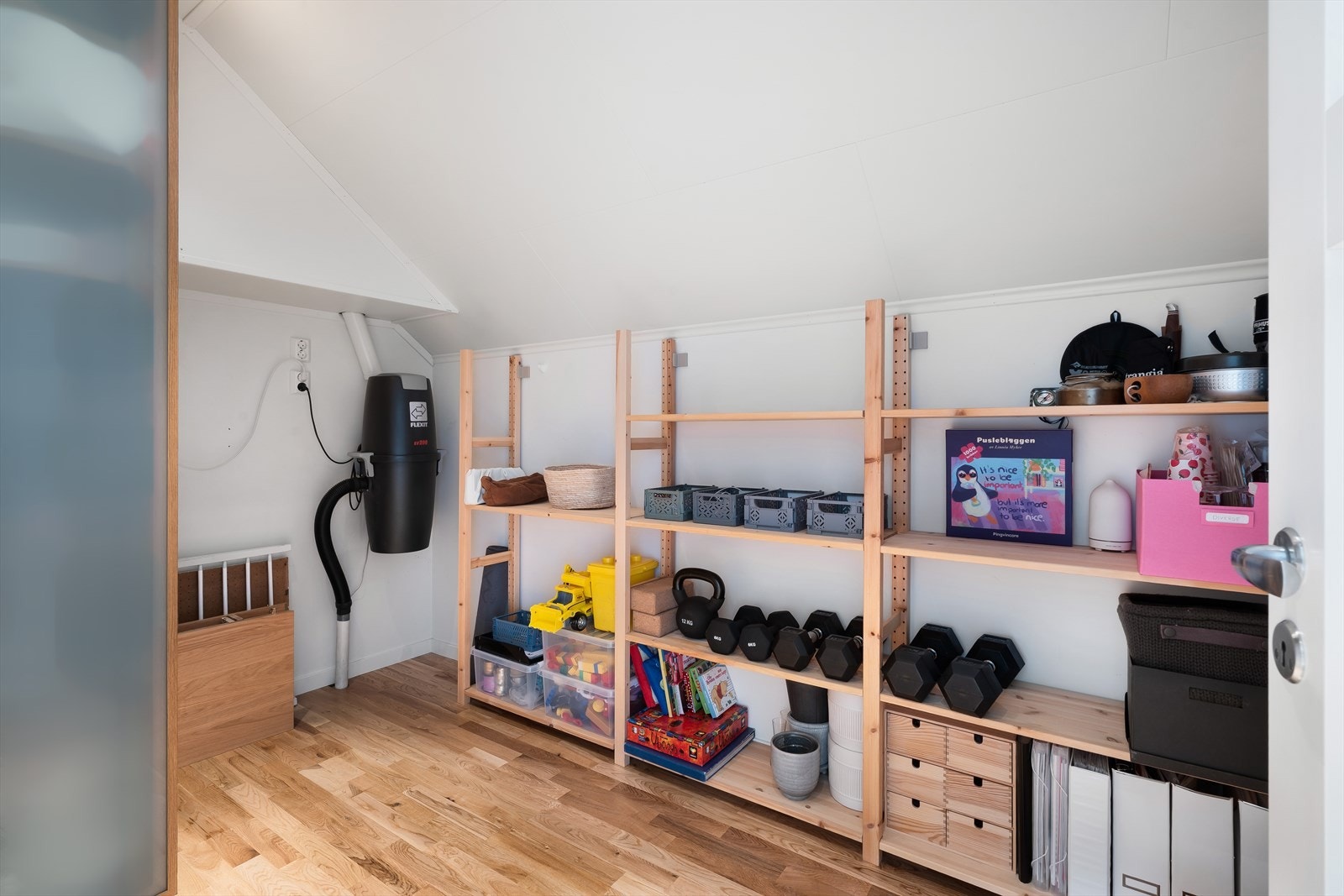 Praktisk klesbod på ca. 5 m² i tilknytning til loftsgang og soverommet i vest. Galleribilde