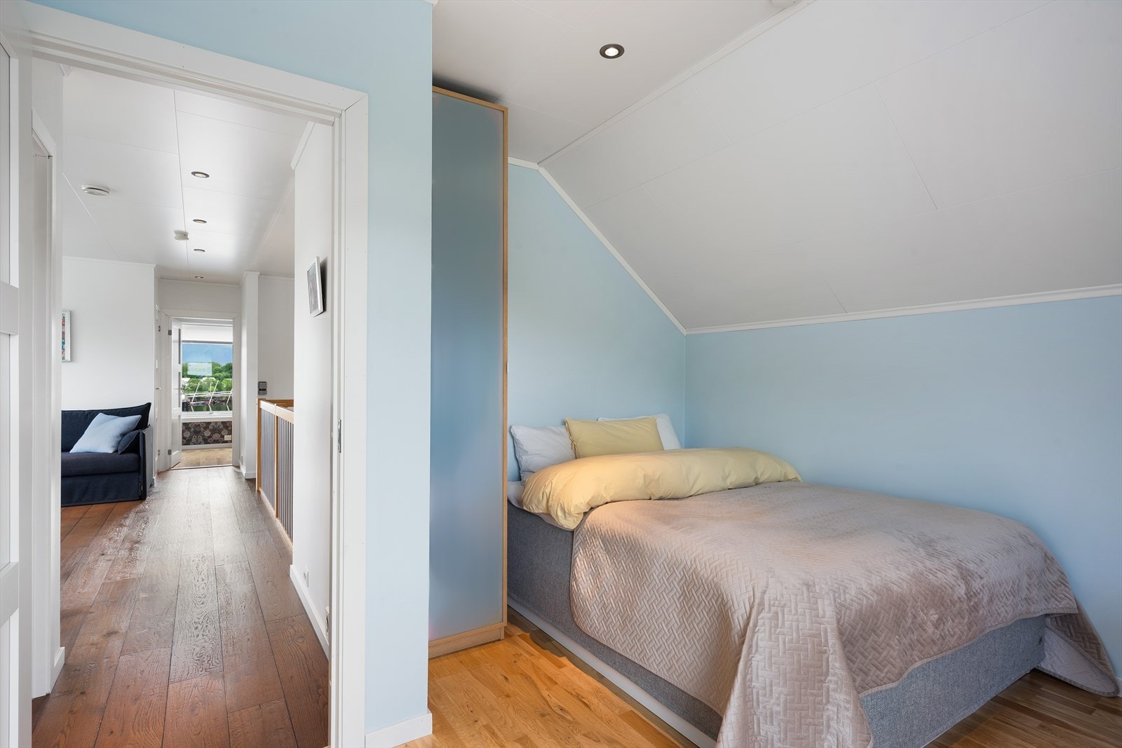 Vestvendt soverom på ca. 9,5 m². Galleribilde