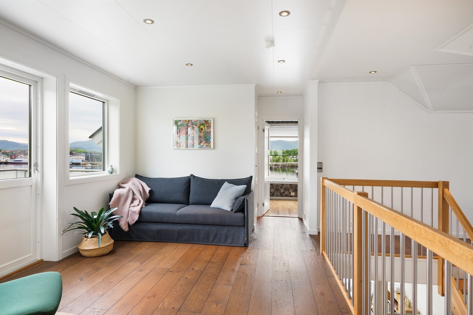 Loftstuen har utgang til en nordvendt balkong oppført i tre med rekkverk i glass og stål på ca. 7 m². Galleribilde