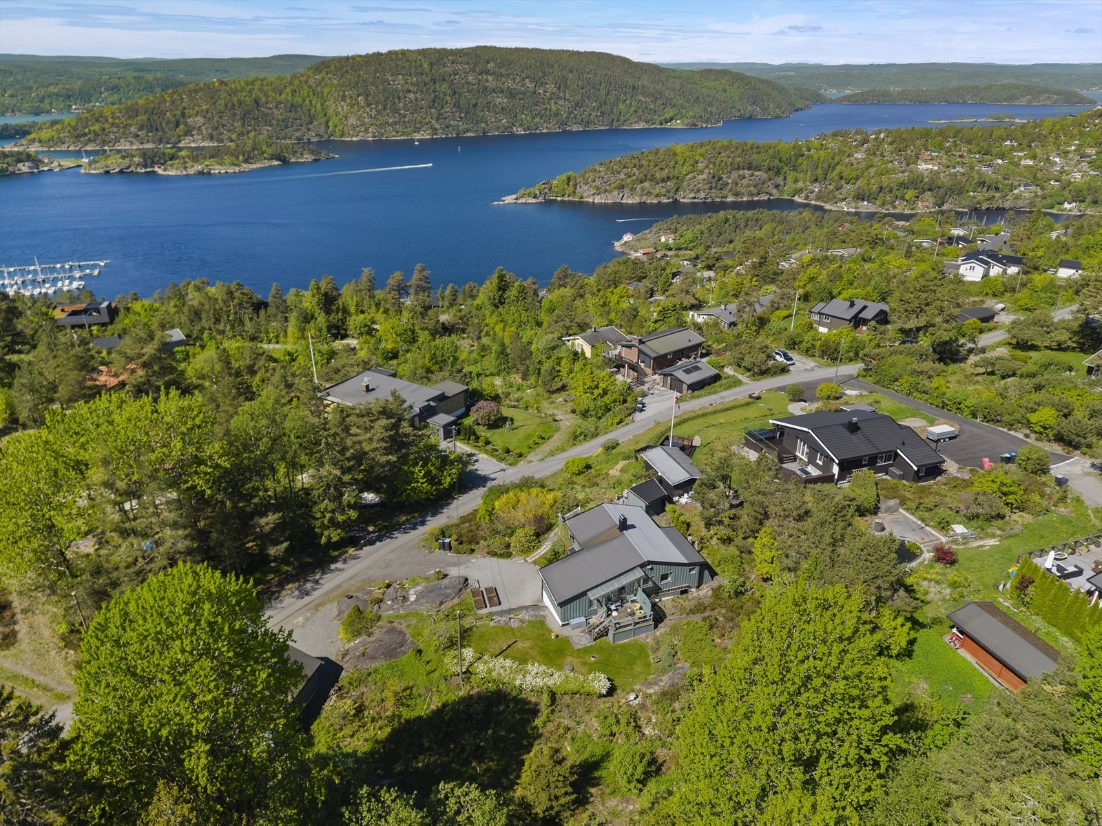 Her bor du omgitt av natur, samtidig som sjøen, båthavn og Drøbak sentrum ligger innen kort avstand. Galleribilde