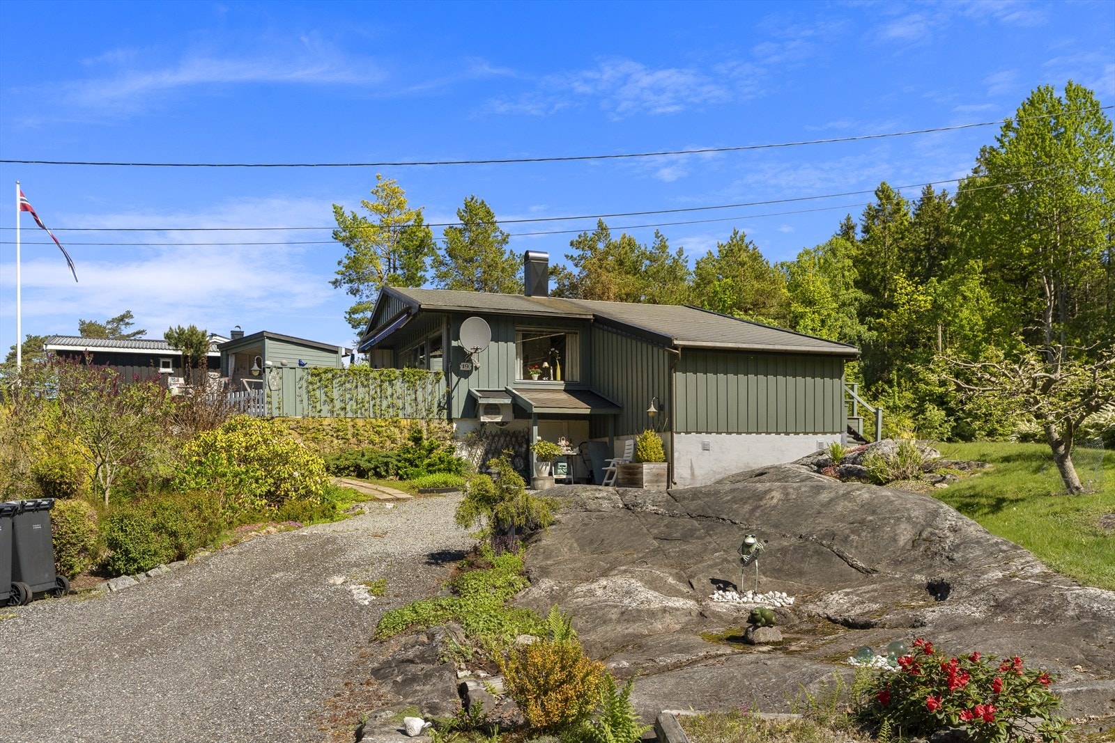 Eiendommen er pent opparbeidet med naturtomt, beplantning og hyggelige uteplasser. Galleribilde