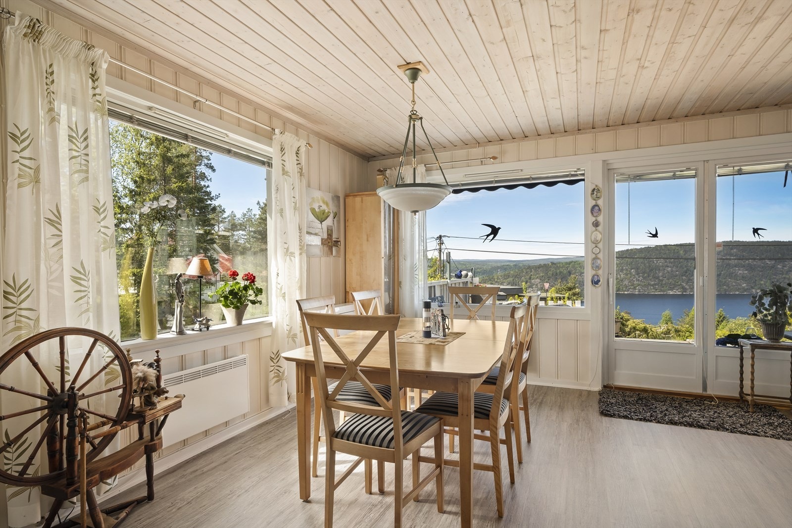 Stuen oppleves lys og innbydende med god kontakt mot uteområdene. Galleribilde