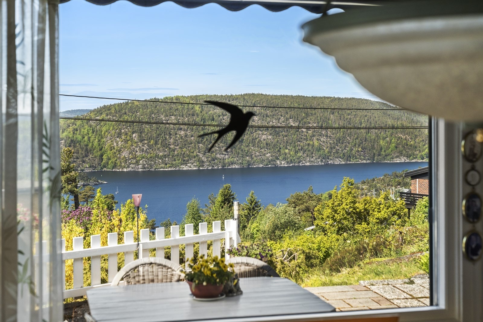 Sjarmerende fritidsbolig med vakker fjordutsikt. Galleribilde