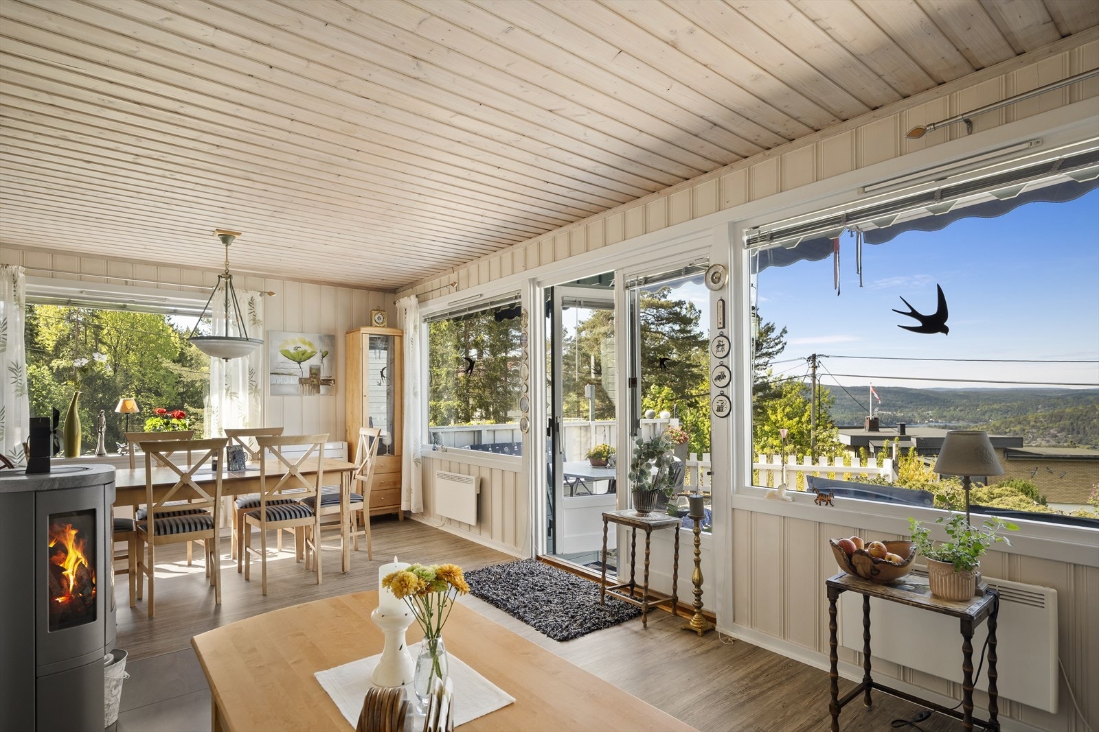 Fra stuen er det direkte utgang til terrasse og uteplasser. Galleribilde