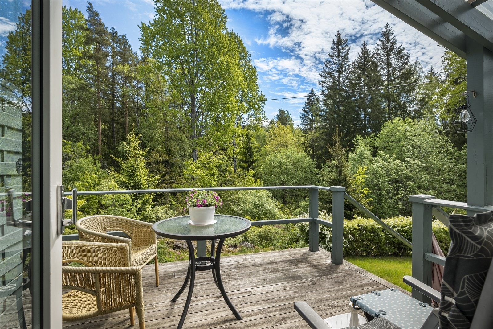 Fra kjøkkenet er det direkte utgang til den østvendte terrassen - et perfekt sted å nyte morgenkaffen i solen. Galleribilde