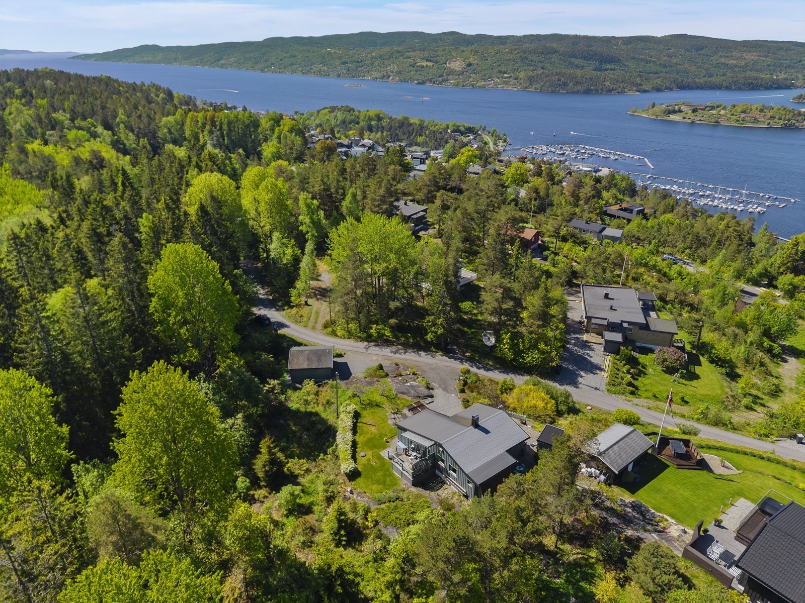 Fantastisk utsyn over Oslofjorden, innseilingen til Drøbaksundet og de vakre omgivelsene rundt Husvik. Galleribilde