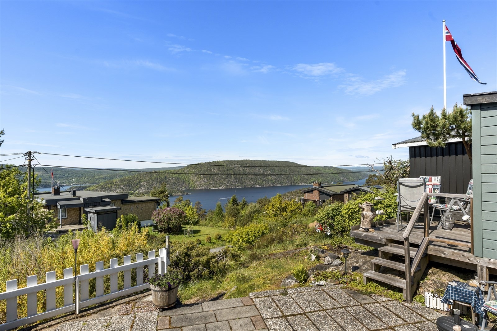 Her kan du nyte både morgenkaffen og middagen med fjorden som bakteppe. Galleribilde