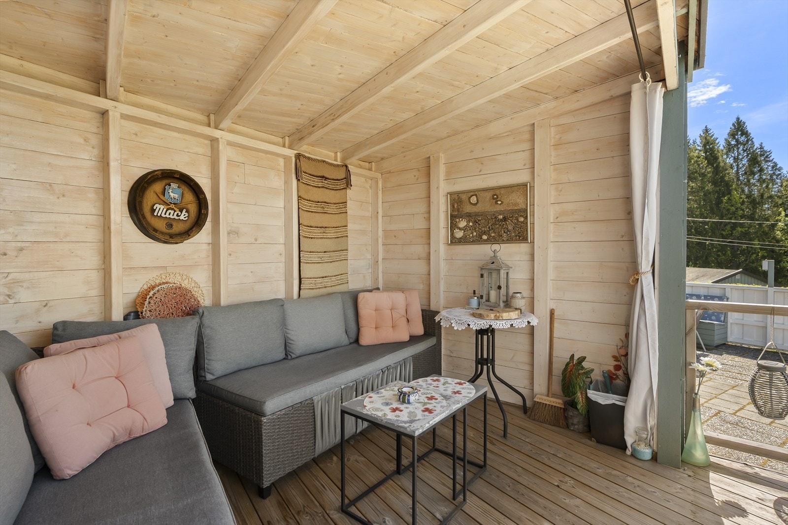 Skjermet og hyggelig uteplass med god plass til sofagruppe og avslapning. Galleribilde